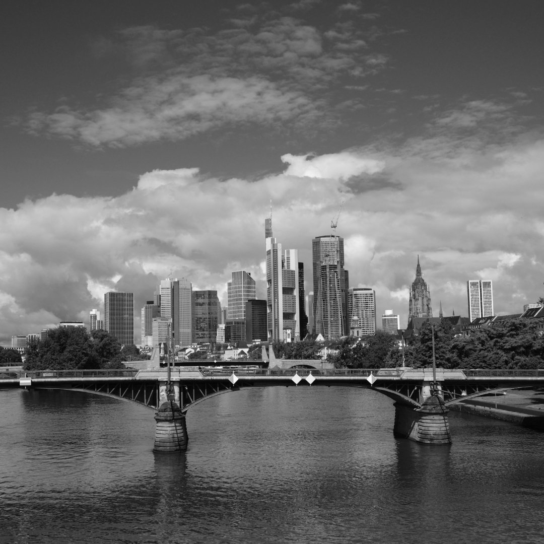 Eine Brücke in Frankfurt ... mit Skyline